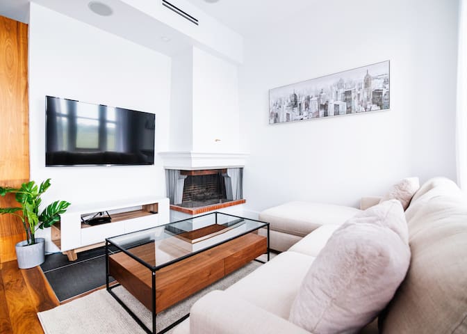 PENTHOUSE – Old Port Luxe Condo *Month/Year.C