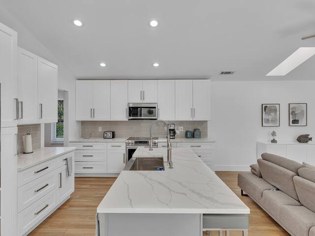 Paradise In Sunny Fl 4BD with Private Heated Pool gallery image 2