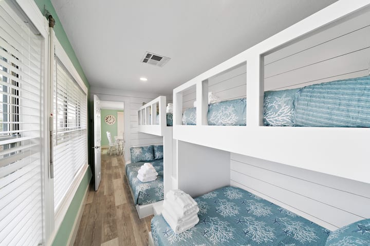 Táto spálňa má 2 vstavané dvojlôžkové poschodové postele