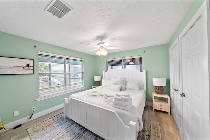 Táto spálňa má manželskú posteľ.