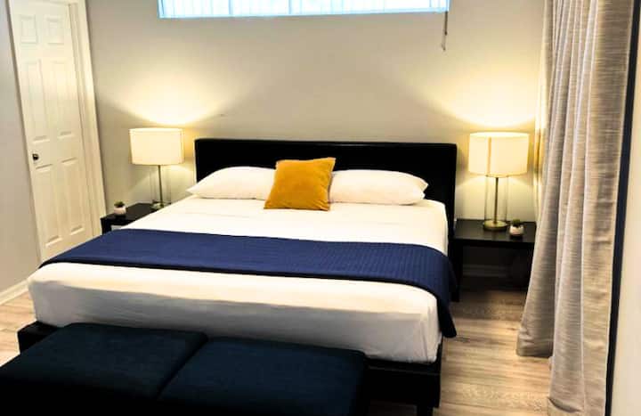 Glavna spavaća soba s bračnim krevetom, ugradbenim ormarom, pametnim TV-om 42', pristupom kupaonici i bazenu. Ova prostorija ima specifičnost malog okruženja ili područja koje je stvoreno kako bi se razvila vaša koncentracija u područjima kao što su studiranje i rad.