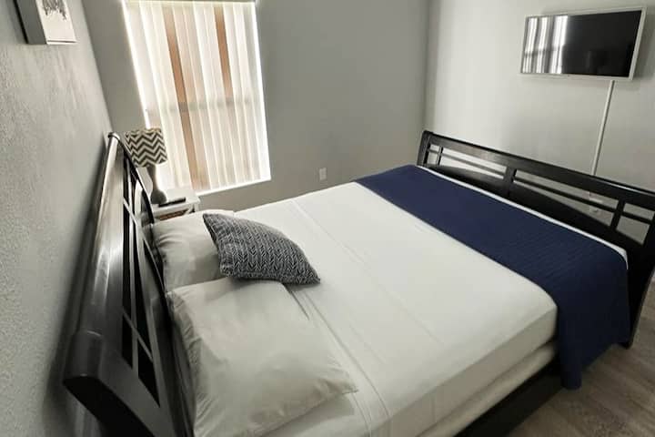 3. soba, s bračnim krevetom i pametnim TV-om, nalazi se pored dječje sobe.