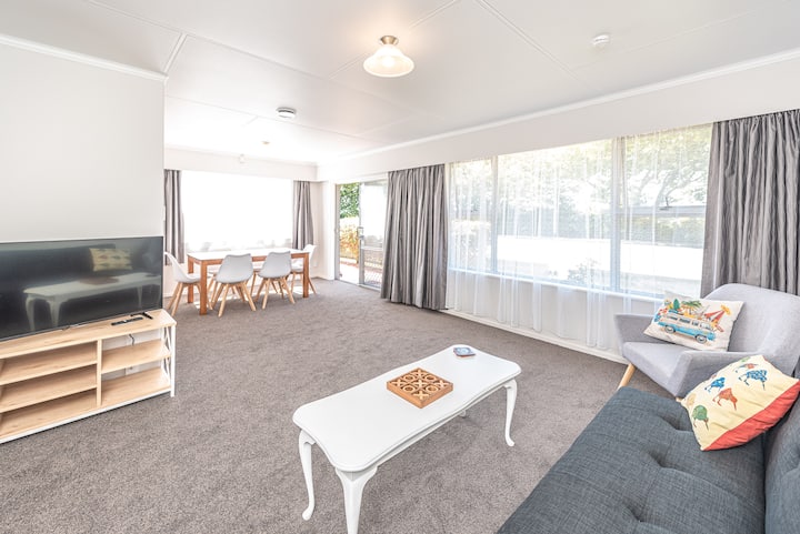 Spacious Townhouse On The River Close To Town - Whanganui
