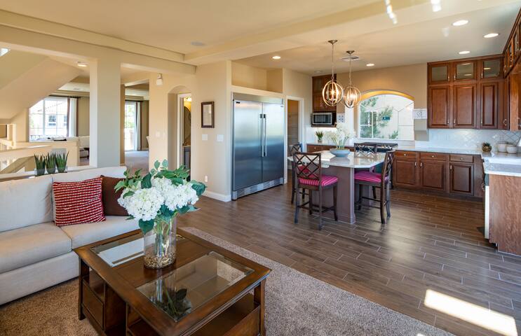 LuxVegas 5-Star Model Home w/ Pool Table & Balcony gallery image 4