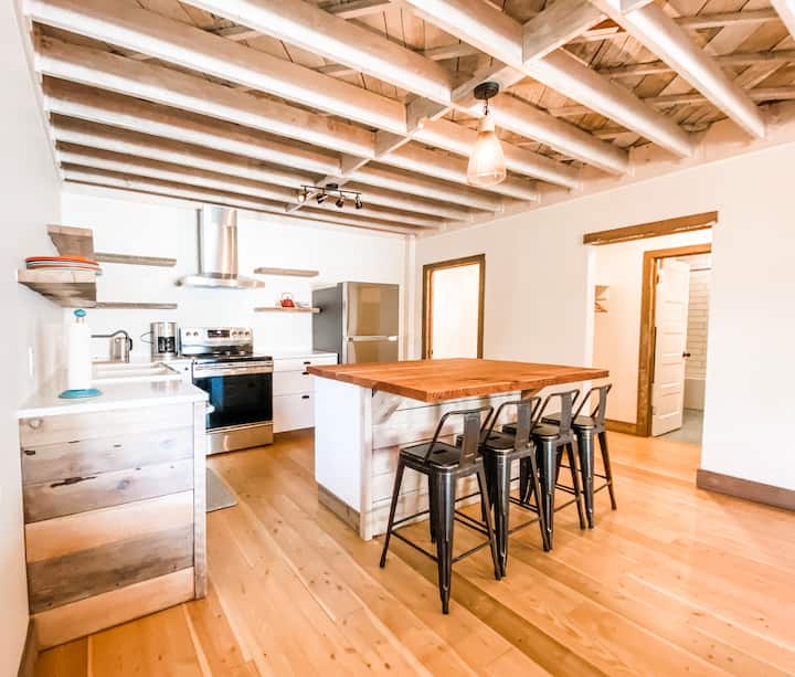 Spacious 2BR+Den on Storied Oceanview Herb Farm Vacation homes for