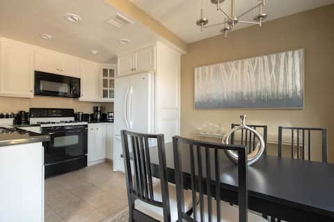 Entire 2-Bedroom Cheerful, Clean  Azusa Townhome