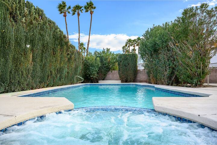 Vegas Retreat! Heated pool/spa near airport/Strip! gallery image 3