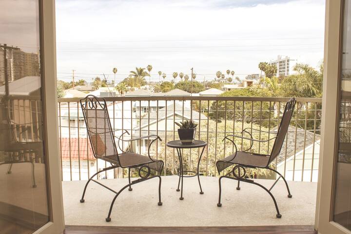 Upscale Custom-Built House | walk to Beach, Canals gallery image 2