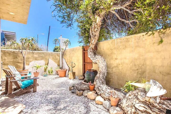 Upscale Custom-Built House | walk to Beach, Canals gallery image 4