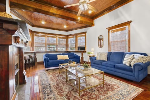 Top performing Airbnb: Spacious Downtown Flat w/ free parking in Pensacola