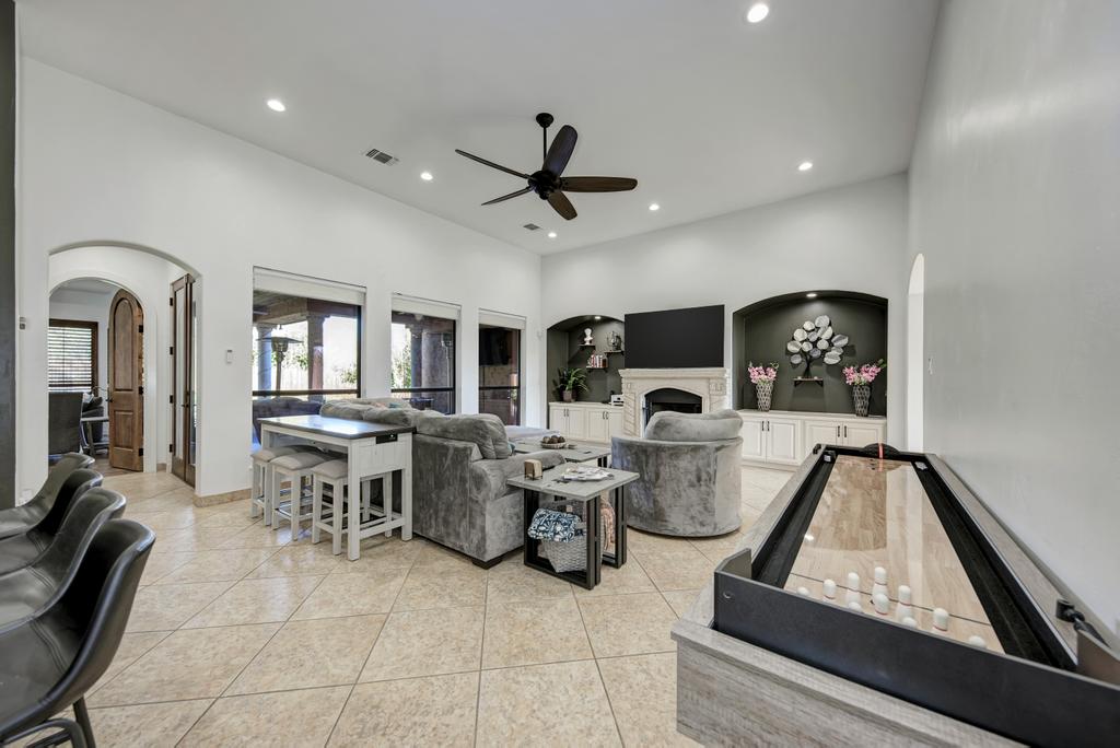 Popular Airbnb listing: Team & Family Retreat | 4BR + Parking + Prime Spot in Hudson Bend