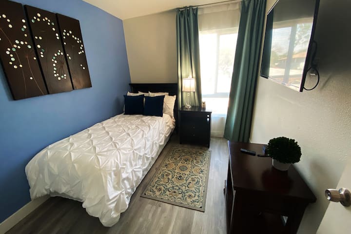 ☆4 Bd Townhome ✓NETFLIX+4K TV
 ☆Soba br. 3
Dvokrevetna soba s noćnim ormarićem i 4K TV-om