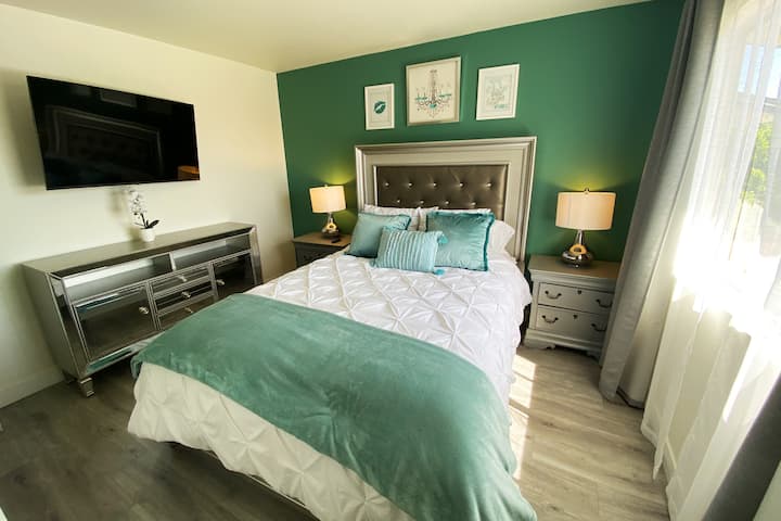 ☆4 Bd Townhome ✓NETFLIX+4K TV
 ☆Soba br. 2
Bračni krevet (160x200) s komodom i 4K TV-om
