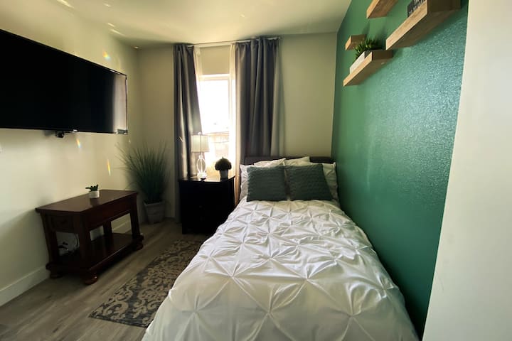 ☆4 Bd Townhome ✓NETFLIX+4K TV
 ☆Soba br. 4
Dvokrevetna soba s noćnim ormarićem i 4K TV-om