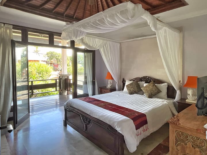 غرفة نوم 2. مع شرفة خاصة تطل على الحديقة الأمامية