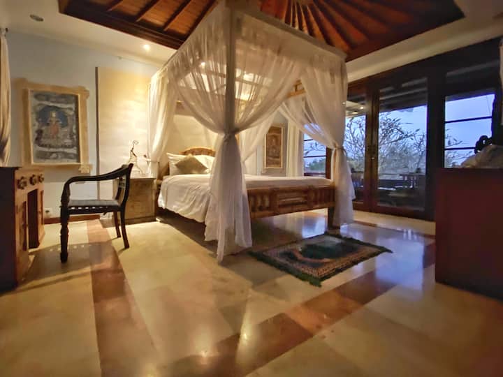 غرفة النوم الرئيسية في الليل 