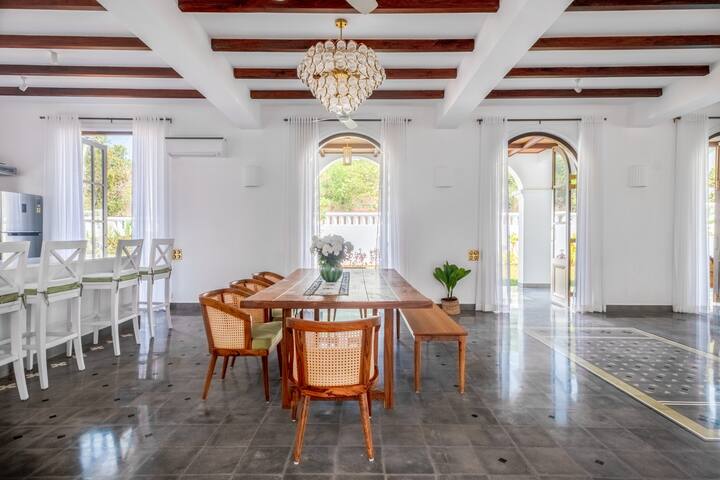 Dining area image 1