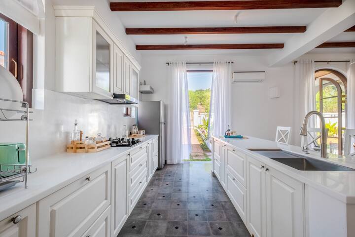 Full kitchen image 2