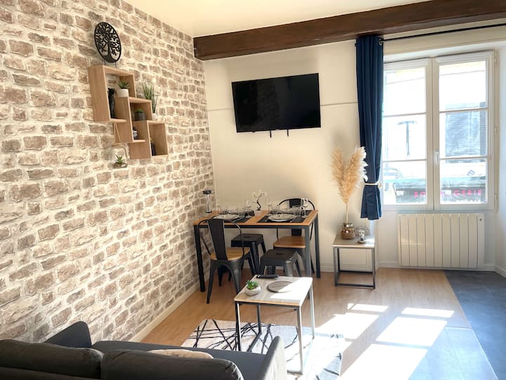 Coin salon lumineux avec petit canapé et table basse