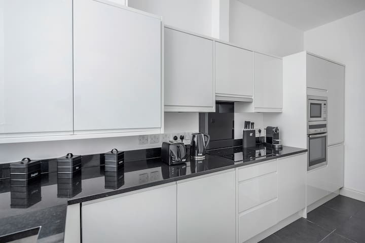 Spacious 2BR Townhouse Pavilion Road gallery image 4