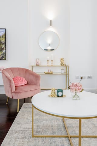 Spacious 2BR Townhouse Pavilion Road