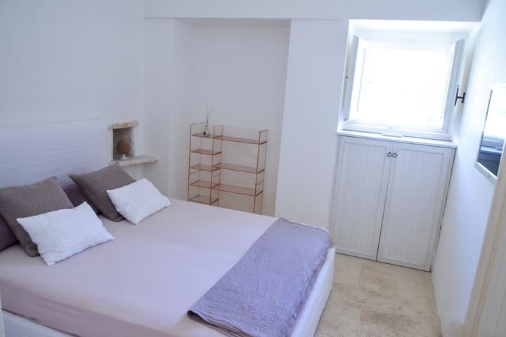 ห้องนอนคู่ Trulli การปรากฏตัวของเพดานกรวยทำให้ห้องนี้เย็นมากแม้ในคืนที่ร้อนที่สุด