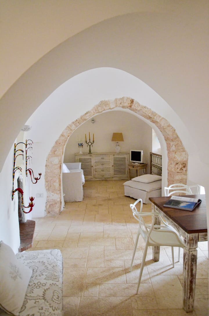 พื้นที่นั่งเล่น Trulli เฟอร์นิเจอร์และแสงสไตล์เมดิเตอร์เรเนียนที่เข้าสู่กรวย trulli ทำให้ห้องนี้มีเอกลักษณ์และมีเสน่ห์