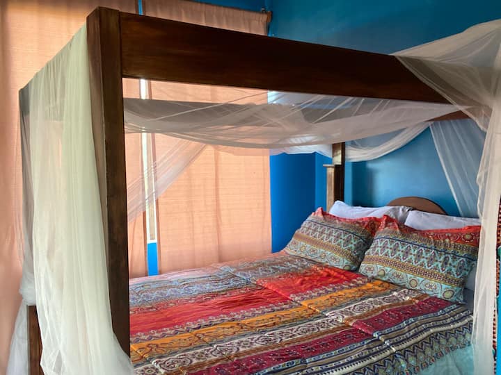 Amka na nyimbo za asili kwenye kitanda chetu cha starehe cha malkia...