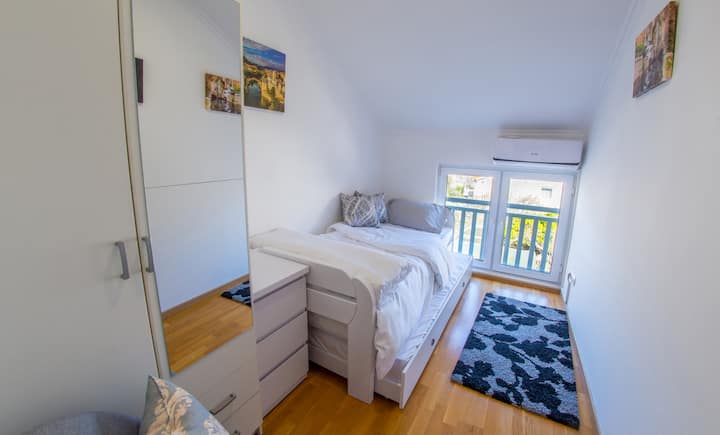 Fleti za Mila - Dhahabu - Mweka nafasi - Chumba cha kulala