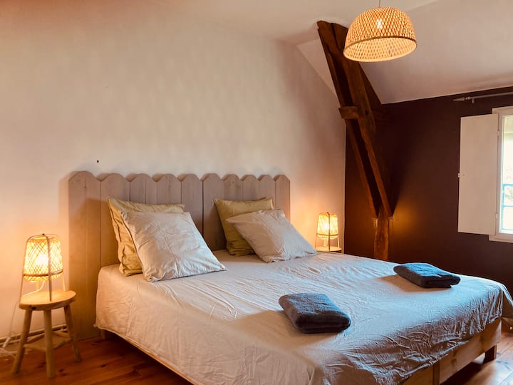 Chambre parentale 
Lit de 180 cm.
Possibilité de transformation en deux lits de 90 cm.