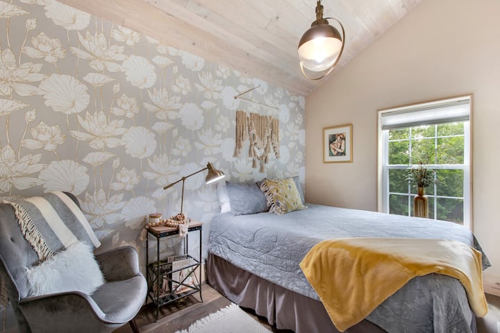 غرفة نوم رئيسية جميلة.