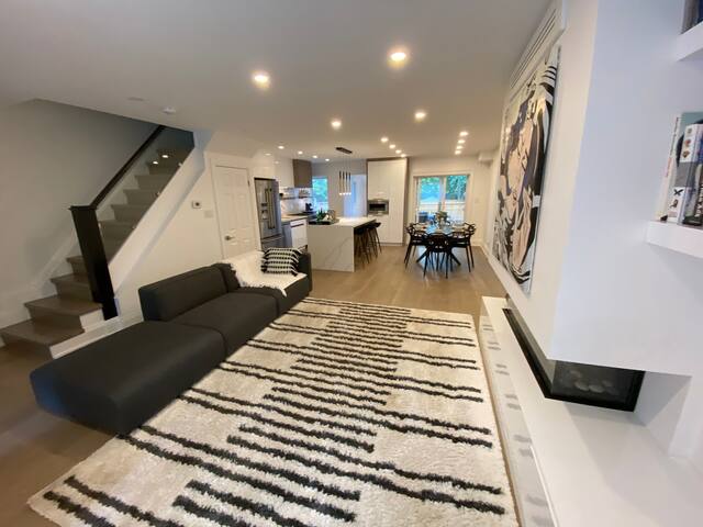 Luxury Modern House with EV Charger in Mid-Town gallery image 5