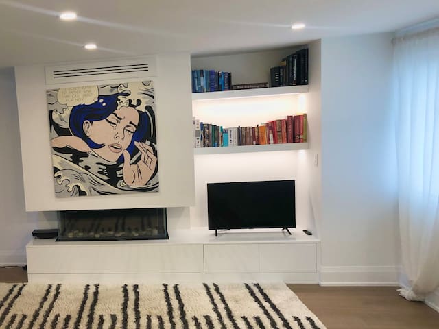 Luxury Modern House with EV Charger in Mid-Town gallery image 2