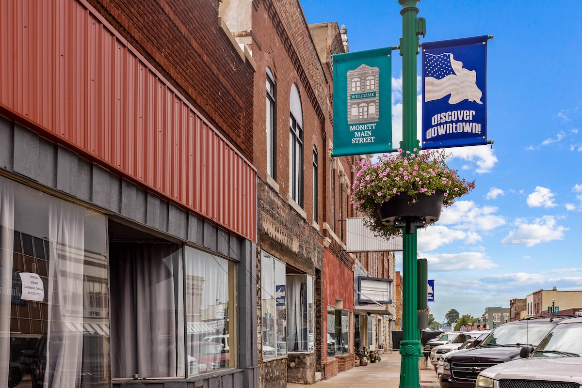 Historic Hideaway - Modern 2 Bedroom Apartment - Apartments for Rent in  Monett, Missouri, United States - Airbnb