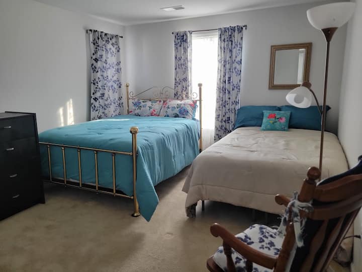 Queen size bed & full size bed in each bedroom.