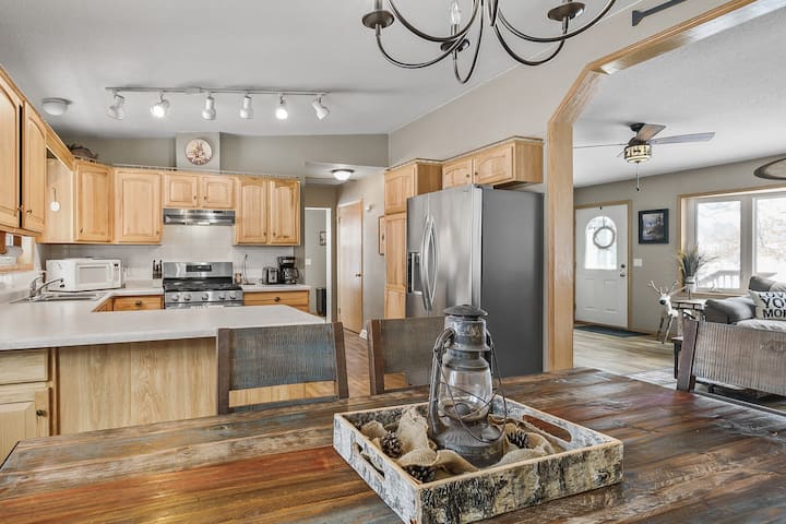 Spacious 5 Bed, 3 Bath House on the Lake!