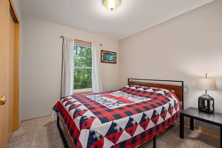 Boven 3e slaapkamer met queensize bed