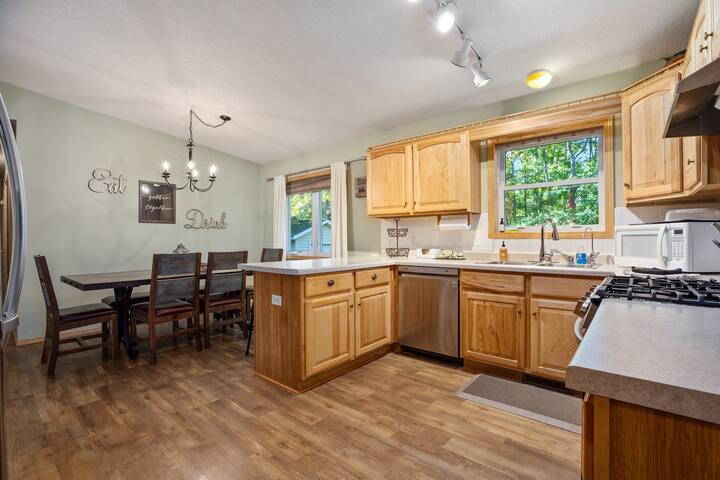 Spacious 5 Bed, 3 Bath House on the Lake!