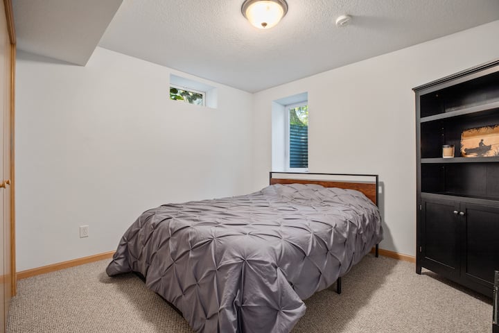 5e slaapkamer beneden bevat queensize bed 