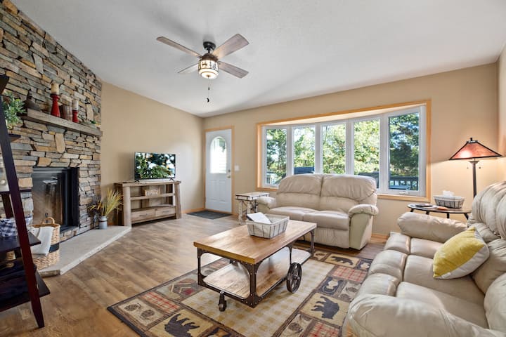 Spacious 5 Bed, 3 Bath House on the Lake!