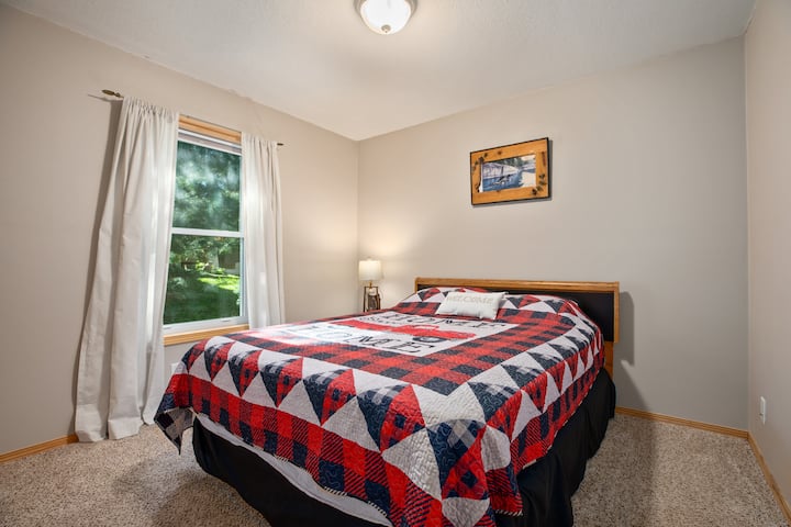 Boven 2e slaapkamer met queensize bed