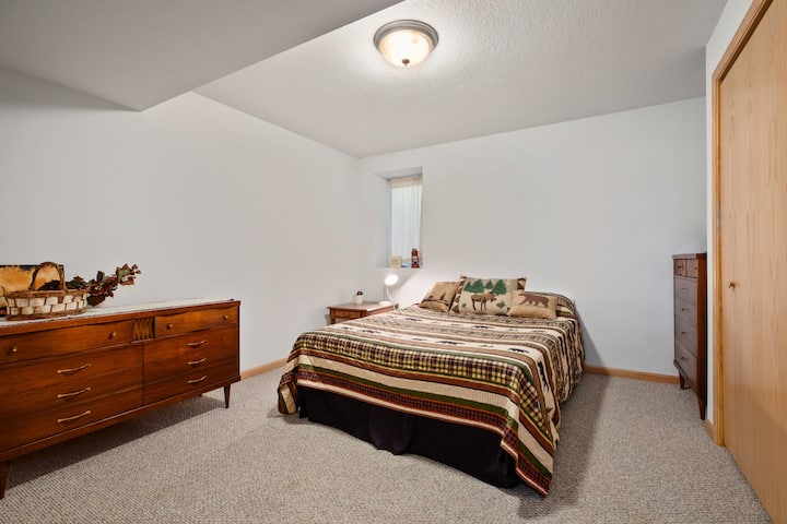 Vierde slaapkamer beneden met queensize bed 