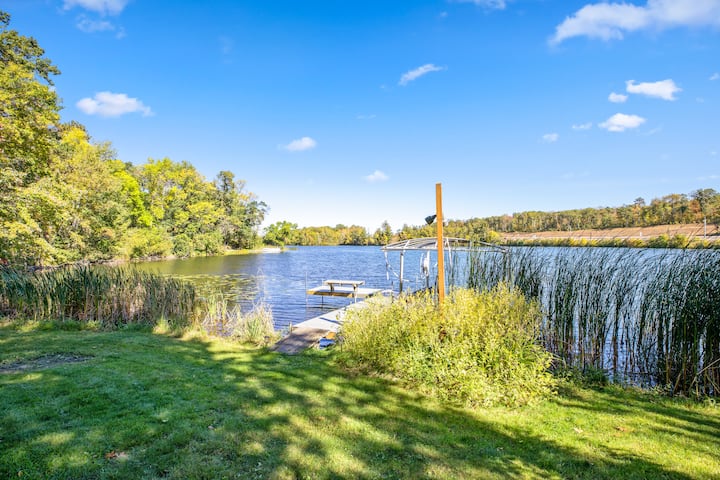 Spacious 5 Bed, 3 Bath House on the Lake!
