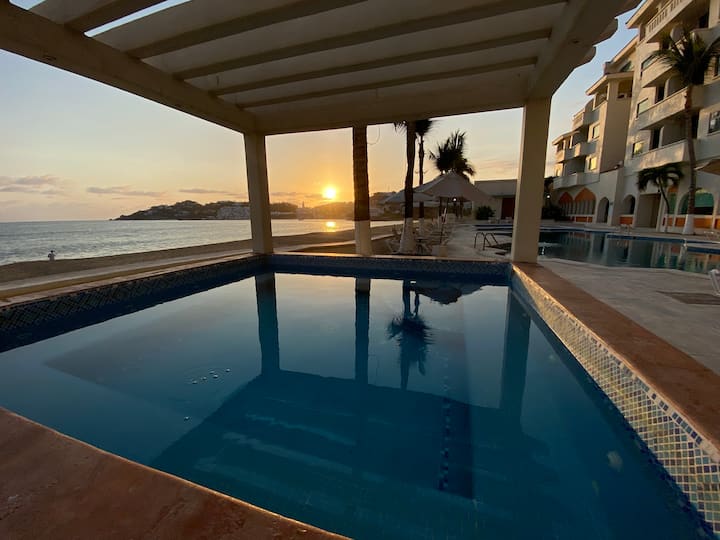 Charming Apartment/Pool/Jacuzzi/view/beach foot Vacation homes for