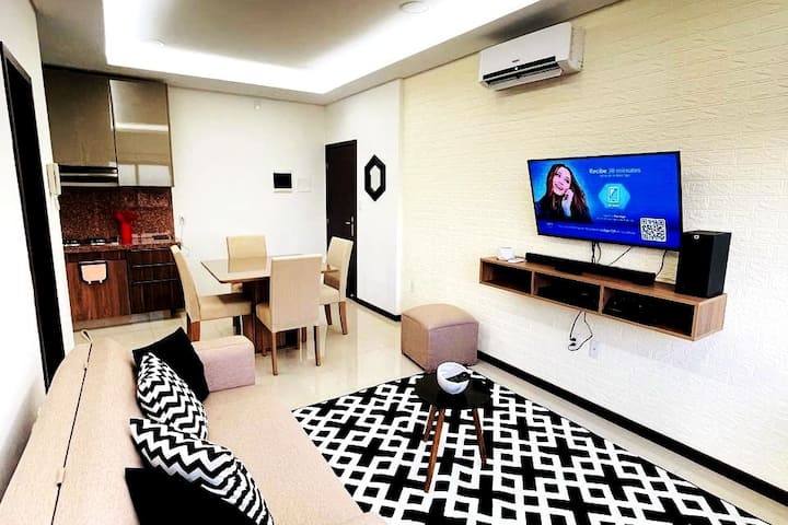 Дневна соба со паметен телевизор, wifi, Netflix, опрема за домашно кино, кауч на спуштање, клима уред, луксузна трпезариска маса, прекрасен декор.