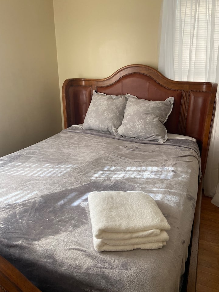 Cozy Home away from Home 2 Bed and breakfasts for Rent in Lawrence