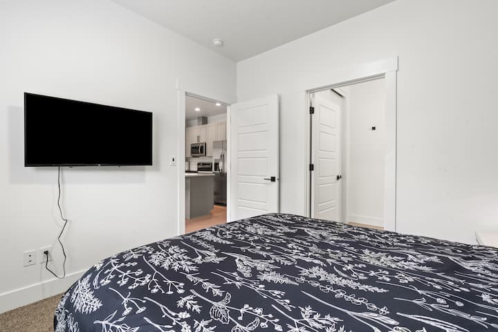 带智能电视的主卧