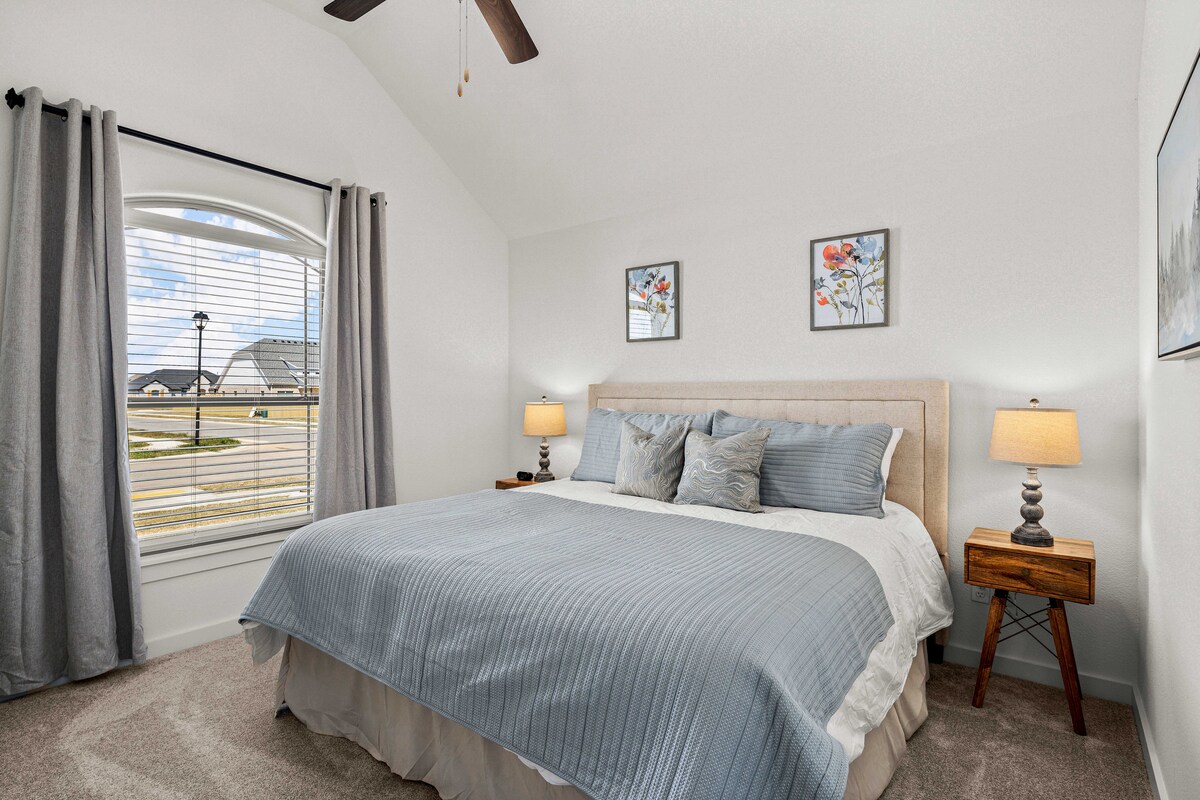 ห้องนอนที่สองขนาดใหญ่พร้อมเตียงคิงไซส์และเพดานโค้ง 