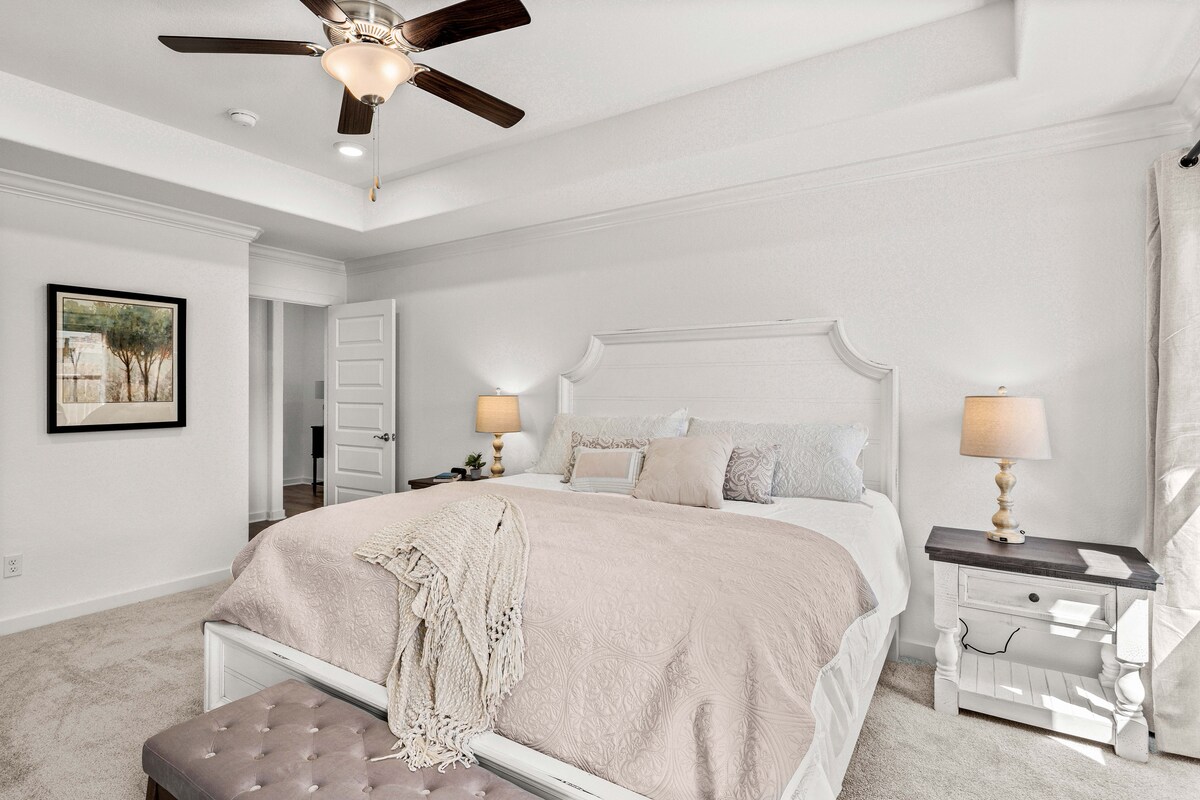 ห้องนอนใหญ่สุดหรูพร้อมห้องน้ำส่วนตัวในตัวขนาดใหญ่ 