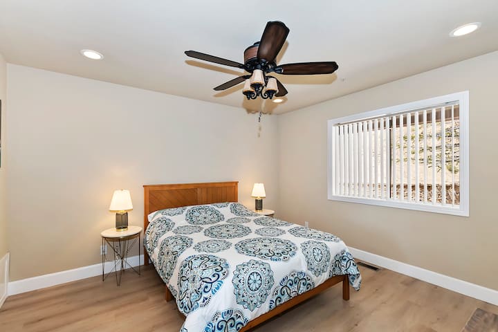 Izba 4 s manželskou posteľou Queen, pohodlným penovým matracom a stropným ventilátorom.